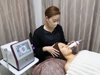 アローネリュクス(Alone Luxe)の写真/韓国最先端のたるみケア！ロングパルスの温熱パワーで、フェイスラインをキュッと上向きの美肌へ導きます☆