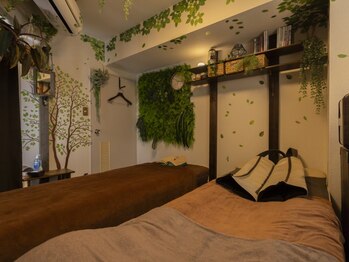 ほとりの写真/【完全個室】隠れ家のような落ち着く空間で疲れを癒しリラックス♪もみほぐし＋ヘッドorフットケアが人気！