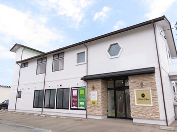 レアルステイト 御経塚店/白いエントランスが目印★