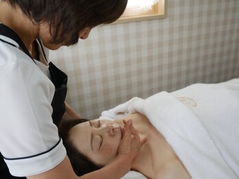 シャンジュモン(シャンジュmonn)の写真/お顔のたるみが気になる方に☆お顔の悩みはデコルテ・頭皮から！【リフトアップ整顔＆小顔コルギ￥8,800!】