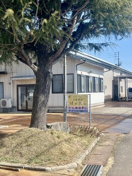 メル(MeRu)/木とその下にある看板が目印です