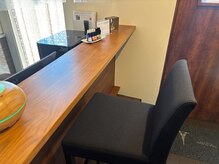 ディープグリーン(DeepGreen)/無垢木のカウンター