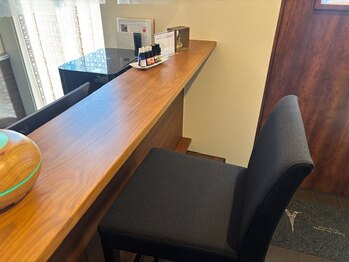 ディープグリーン(DeepGreen)/無垢木のカウンター