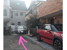 ブリティッシュロゼ/【徒歩９】銀の車の右奥にサロン