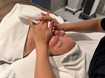 【ハーブピーリング・小顔・痩身・毛穴ケア】YI BEAUTYの写真/むくみ・たるみ・二重あごが気になる方へ◎ハイパーナイフ×小顔コルギですっきり理想のフェイスラインへ！