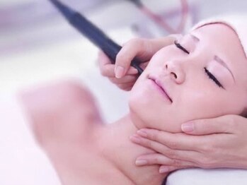 インディバ 渋谷店(INDIBA)の写真/【お顔回りのもたつき・たるみが気になる方に◎】高周波インディバの集中ケアで鏡を見るのが楽しみに!