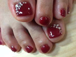 レッドビジューネイル