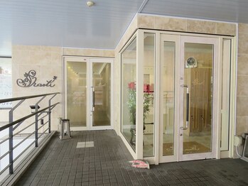 シャンティー ヒラギシ(Shanti hiragishi)/右側が入口になります☆