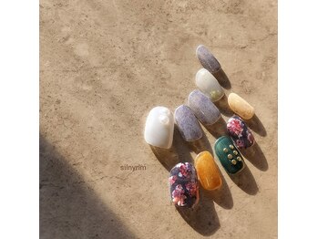 シルニー リム(Silny rim)/アシンメトリーニュアンスネイル