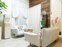 フォーティチュード(FORTITUDE)の雰囲気（ご家族・お友達とご来店でも広々とした待合室。）