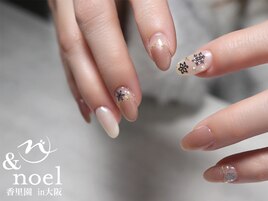ピンクベージュ 雪の結晶ネイル