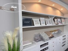 ティオン 横浜西口店(Tion)の雰囲気（清潔感のある店内★カラーサンプルたくさん！）