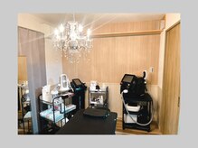 シャイニー(SHINY)の雰囲気(シャンデリアが可愛い癒し空間)