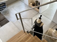 ラビスネイルエス アドー(ravisnail-Es- adore)の雰囲気（【隠れ家】1Fアパレル併設。階段を上がれば、そこは職人の街。）