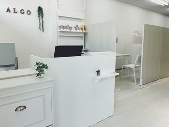 アルゴ 春日那珂川店(ALGO)/白を基調とした店内でお出迎え♪