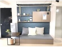 マサ ピラティス スタジオ(Masa)の雰囲気(入り口横にはゆったり座れるソファ。)