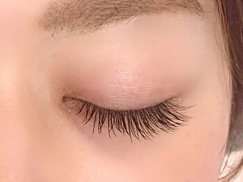 リリー(Lily)の写真/【大人気のパリジェンヌラッシュリフト】特殊技術で根本をしっかり立ち上げ、自然な曲線美を作り出す♪