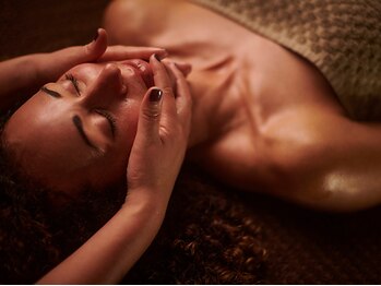 サロン ドゥ レキューム(Salon de L’ecume)の写真/オールハンドのしっかりとしたマッサージが魅力のフェイシャルメニュー。デコルテ・首肩をしっかり流します