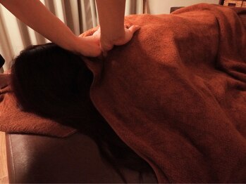 モンデマス ルーム/首と肩の付け根を細やかな角度で