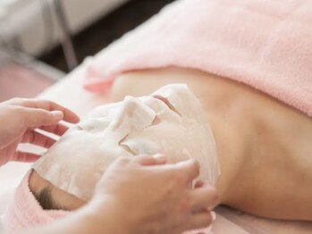 サクラ(SAKURA)/保湿パックで鎮静中。