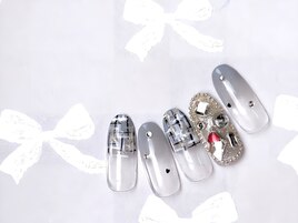 モノトーン&ビジューネイル