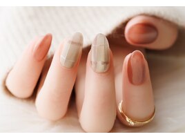 抜け感チェックのトレンドネイル