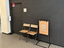 お店前です。隠れ家的な店前になっています。