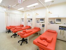 ほねつぎ ふじみ野はりきゅう接骨院の雰囲気（【施術室】カーテンで仕切って、適度なプライベート空間）