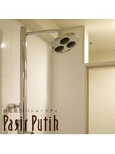 パシル プティ/シャワー後、新しいガウンに