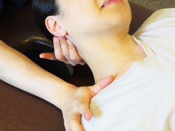 丸の内接骨院グループ 銀座リリース整体院/◆施術風景【首まわり】