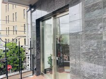おや優び 市川店の雰囲気（アーバンレジデンス市川真間2階、美容室前の階段を上って奥。）