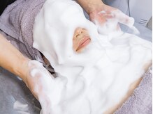 サロン ウルハ(Salon Uruha)の雰囲気（モコモコの泡でデコルテまで洗浄！毛穴汚れの吸着）