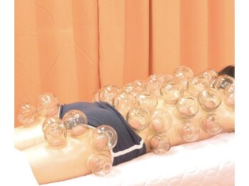 足浴堂の写真/立ち仕事・介護疲れ等に！慢性的腰痛や背中の張りをケアし重い腰まわりに寄り添う完全個室の癒しのサロン♪