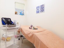 フォーティチュード(FORTITUDE)の雰囲気（施術室2。大きめのベッドで光フェイシャルMEN'S脱毛にも対応。）