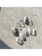 シルニー リム(Silny rim)/アシンメトリーニュアンスネイル