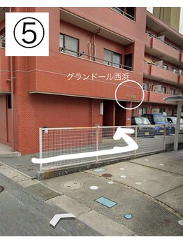 モンシェリ/左折後すぐ、当店入口の階段です