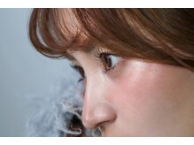 サロン ド ラリュール(Salon de L'Allure)の雰囲気（1人1人のご希望に合わせての目元に。）