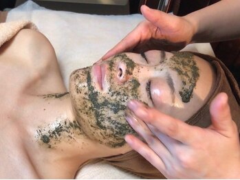 ルアナ 柏本店(LUANA)の写真/《肌改善フェイシャル》背中、腕、足、お尻など全身可能なハーブピーリングで透明感のある艶美肌に☆