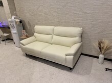 巻き爪補正店 大曽根店の雰囲気（待合スペースはウォーターサーバーや各種ドリンク、お菓子あり！）