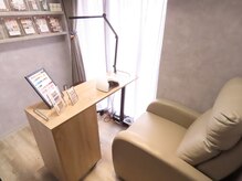 ヴェイスサロンアンバー(Vase Salon Amber)の雰囲気（個室のネイルブースでゆったりとお過ごしください^_^）