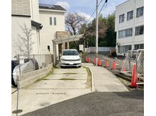 サロン トビー(salon tobby)の雰囲気（ポリテクセンターの正門横に、サロンの入口・駐車場があります）