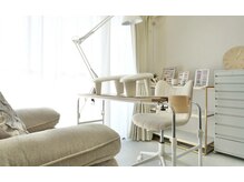 白を基調とした落ち着いた空間でゆったりおくつろぎください