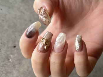 チルダ(tilde)/ブラウン×ホワイトニュアンス