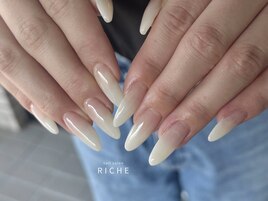 白グラデーションネイル