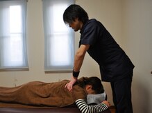 岡山整体療院の雰囲気（柔らかな光と落ち着いた店内。）