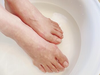 オリカ(OLIKA)の写真/【気になる爪まわり・かかとケア】マシーンを使うことでより細かい角質を除去し、滑らかなお肌に導きます★