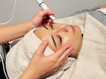 ジーニー(genie)の写真/【シミケア＋EMS】高濃度美容液導入付◎ノーファンデを目指せるスペシャルケア×リフトアップ効果も◇