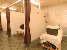 札幌第一マッサージの雰囲気（各施術スペースは半個室となっておりますのでおくつろぎ頂けます）