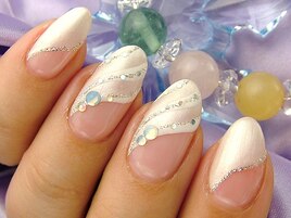 白ライン斜めフレンチネイル
