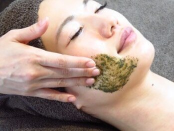 ラヴェンナサロン トウキョウ(Ravenna Salon Tokyo)の写真/【SNSで話題のREVI陶肌トリートメント】肌トラブルにアプローチし,肌質改善！剥離無し・前日の駆け込みOK◎